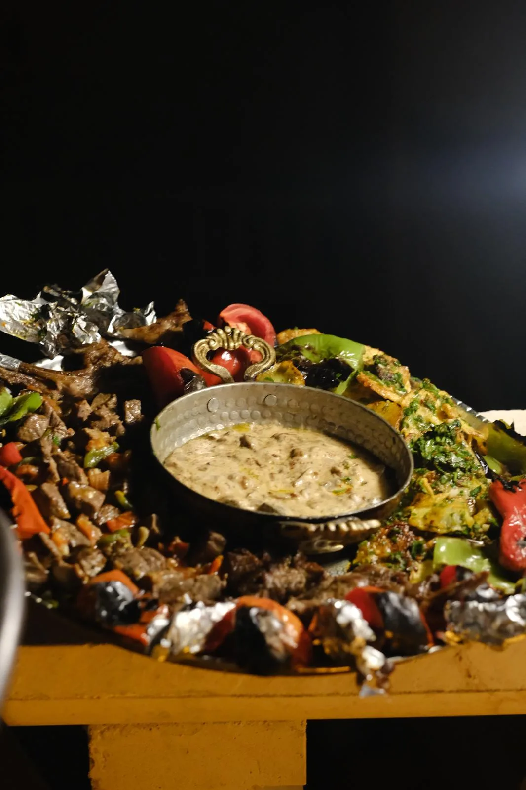 Paylaşımlı kebap tepsisi ve sahanda mantar