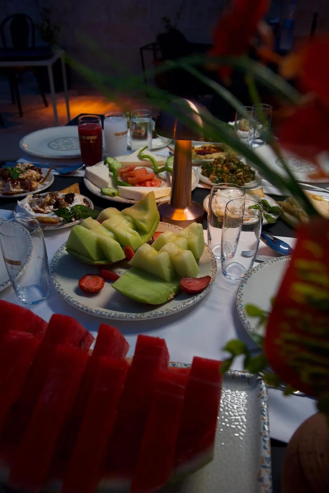 Kavun, karpuz ve çilekten meyve tabağı
