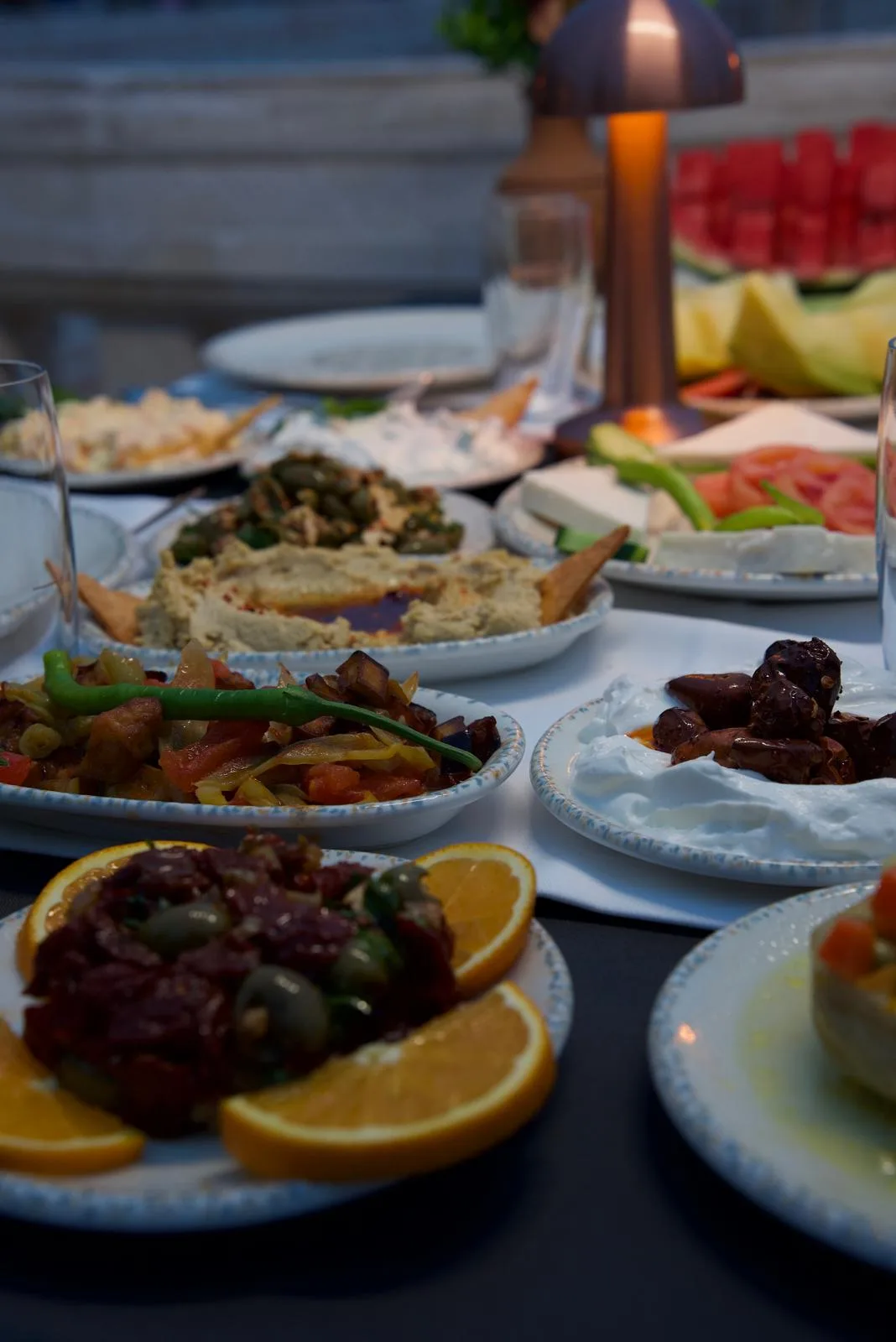Meze sofrasından yakın çekim — humus, közleme ve peynir tabağı
