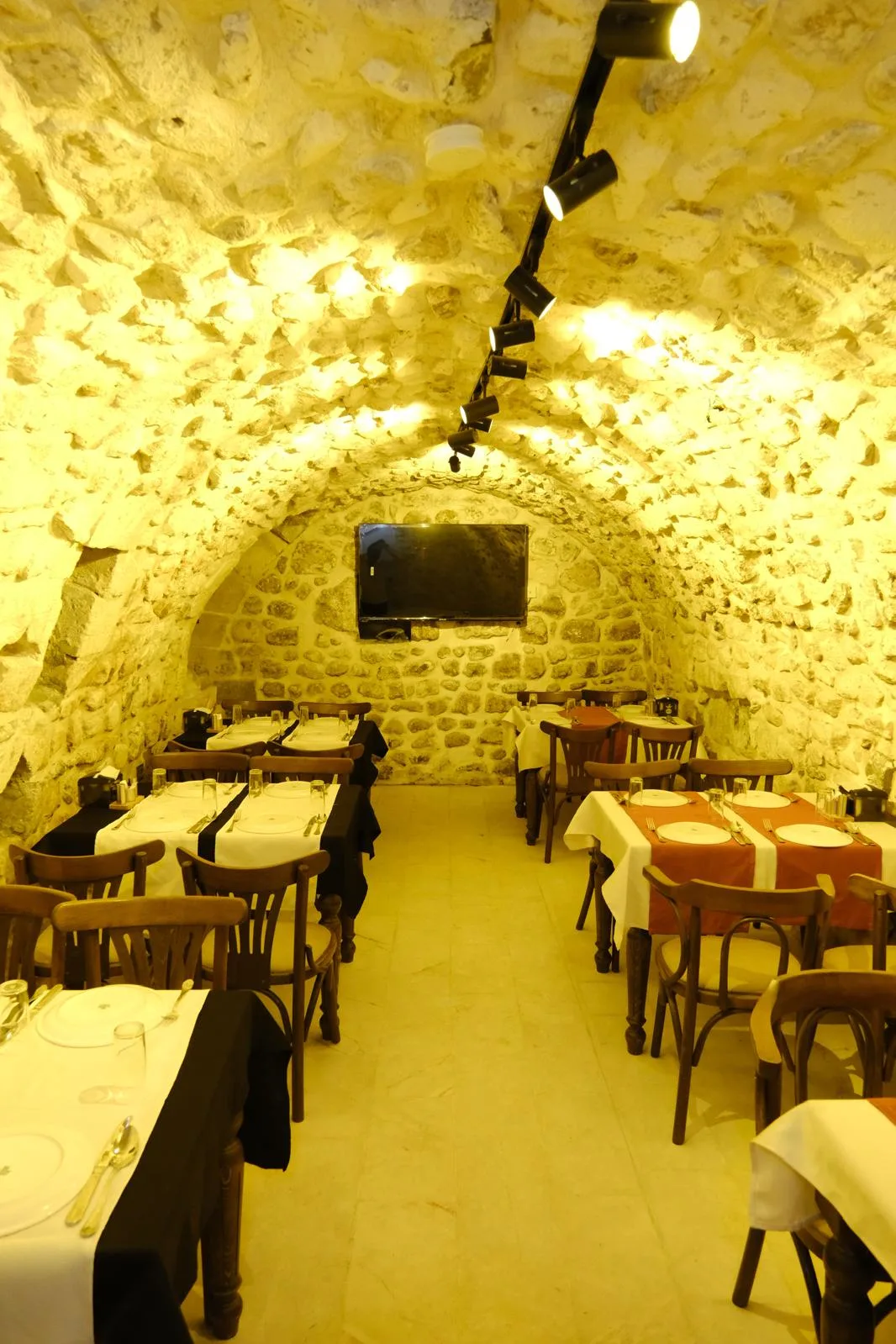 Tonozlu taş salon ve kurulmuş masalar