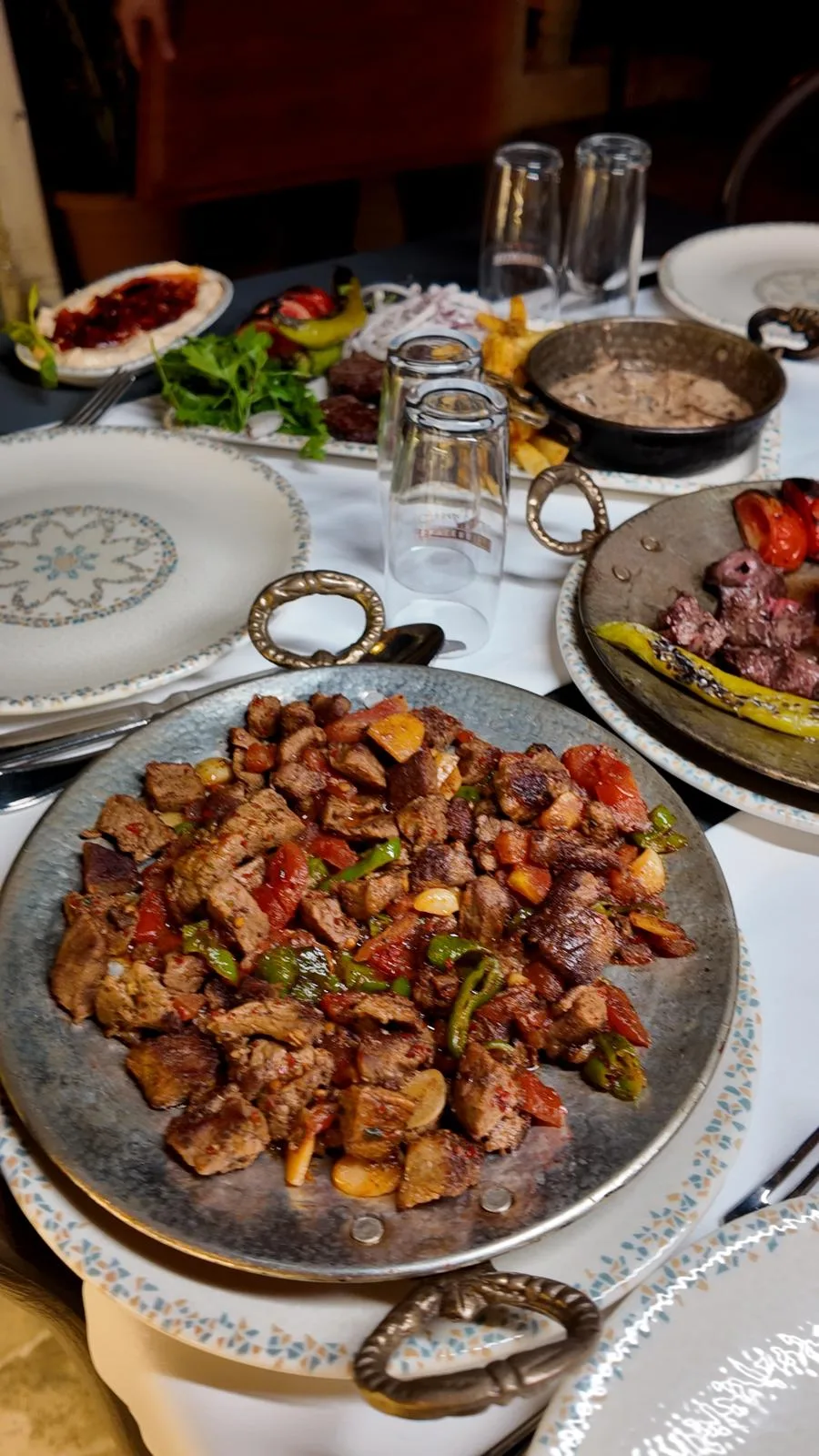 Sac kavurma ve yanında meze tabakları
